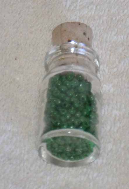 Perlen grn opak ca. 2,5 mm ca 9 Gramm in Glasflasche